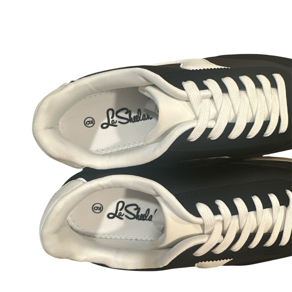 La Sheelah Modern White Stripe Detail Sneaker Size 9 Black Lace Up Round Toe - Picture 10 of 12